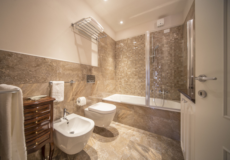 Bathroom 4, Lady Capulet Apartments, Verona