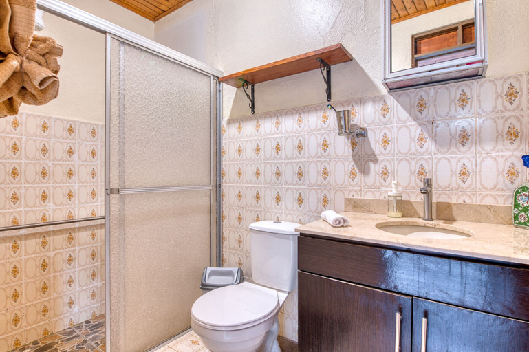 Bathroom 3, Arenal Chill Inn, Tilarán