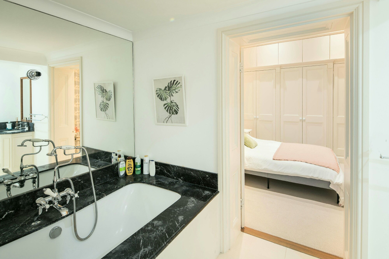 Bathroom 4, Remarkable 2-bed Apartment in London, London