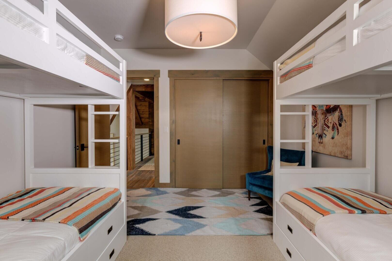 Room 3, 6 Diversion Lane 5 Bedroom Home by Moonlight Basin Lodging, Madison
