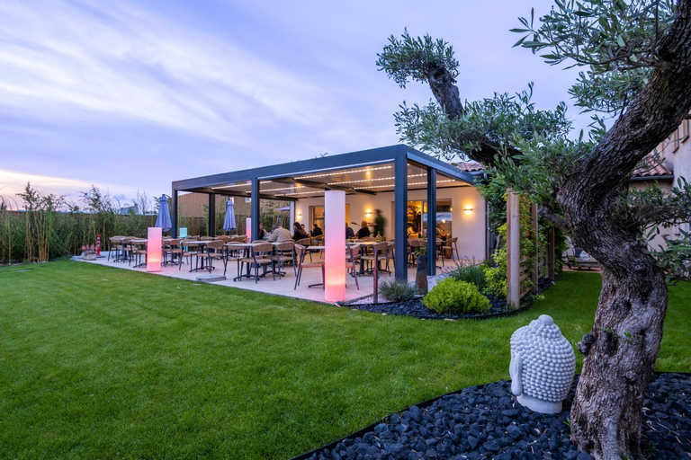 Exterior & Views