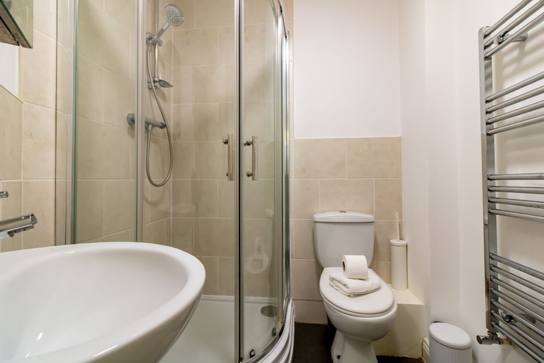 Bathroom 3, Impeccable 2-bed Apartment in Gateshead, Gateshead