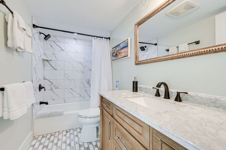 Bathroom 5, Sleek Coastal Abode: 1 Block to Naples Beach!, Collier