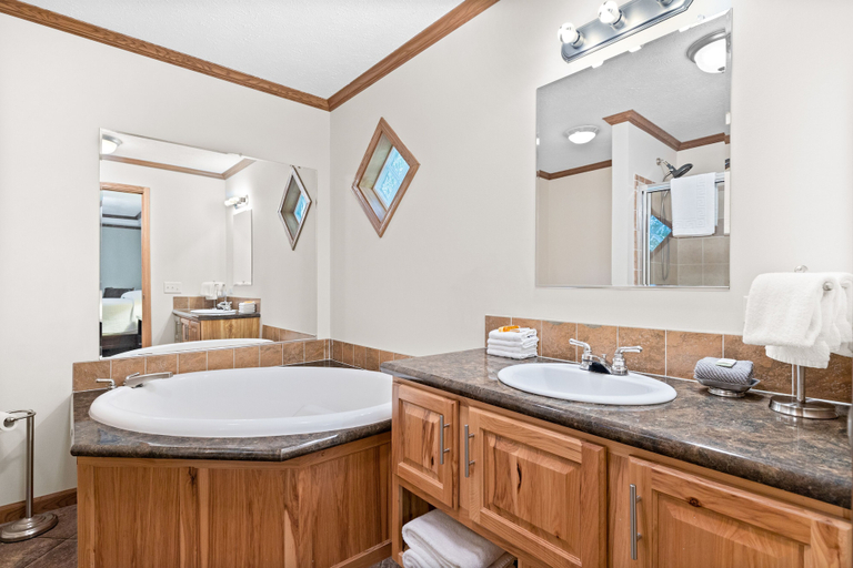 Bathroom 3, Lakeview on the Lake, Erie