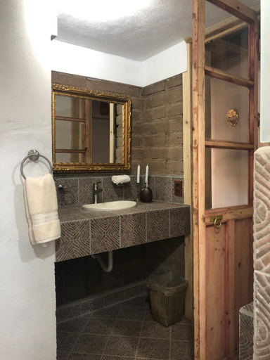 Bathroom 2, Huehcani - Xamikal, Chignahuapan