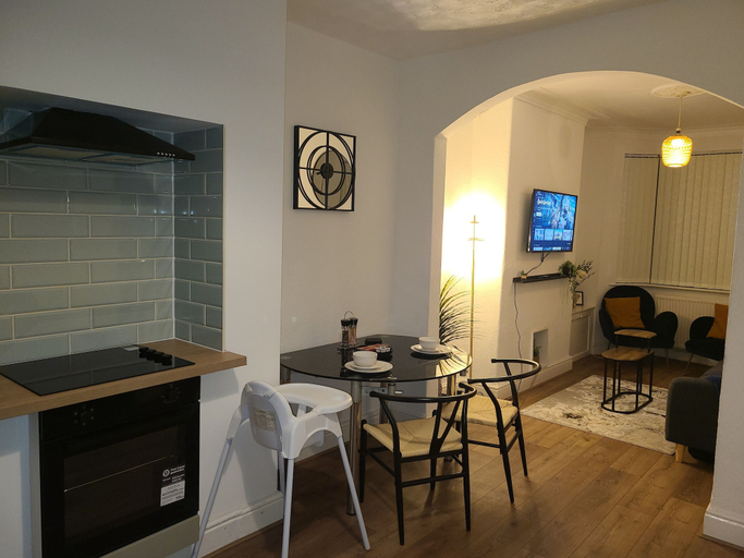 Dining, 2 Bed House - Sleeps 5 - Pets - Parking - Wifi, Manchester