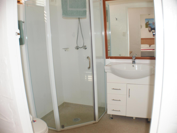 Bathroom 3, Espana Motel, Clarence Valley- Grafton