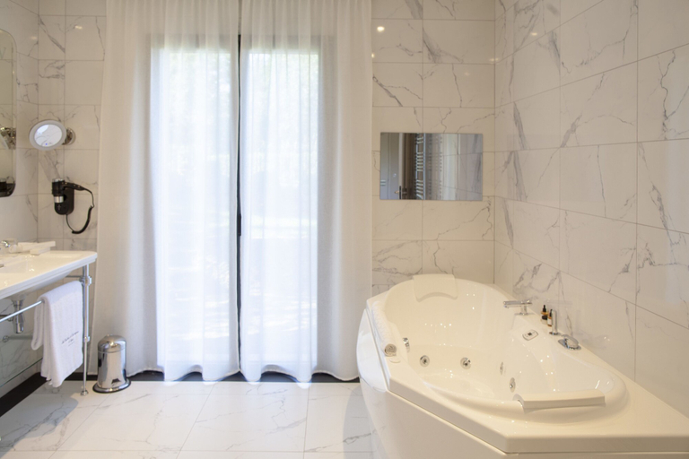 Bathroom 5, Le Vallon de Valrugues Hotel Spa & Villas, Bouches-du-Rhône