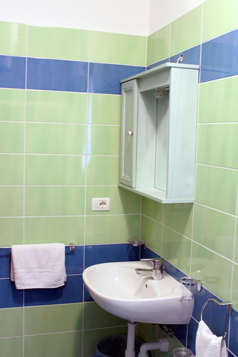 Bathroom 5, Casa Roberta, Livorno