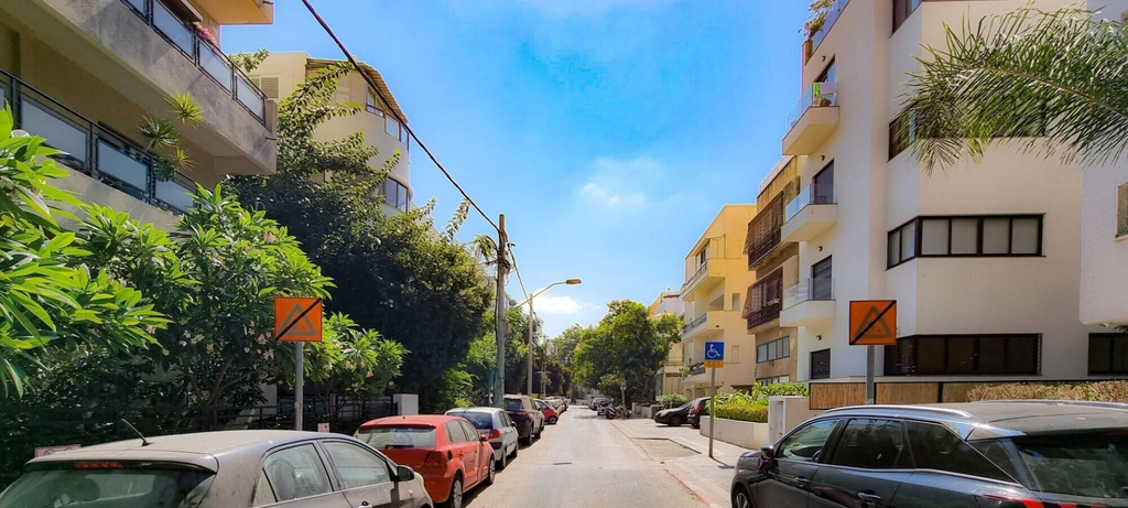 Others 3, Rupin Nacre in Tel Aviv-yafo