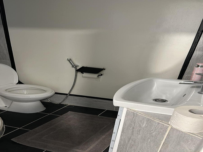 Bathroom 4, Studio - Sleeps 3 - Pet Friendly, London
