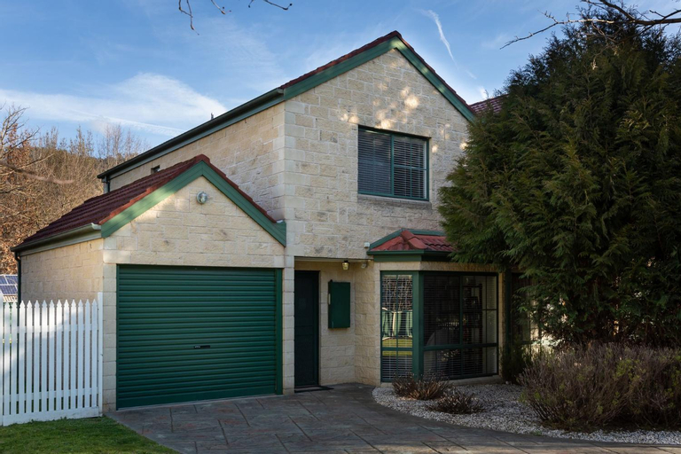 Lauren's Place, Alpine - East
