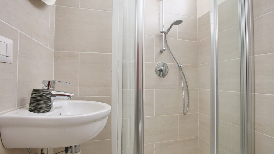 Room 5, Vitani 30 - Como, Como