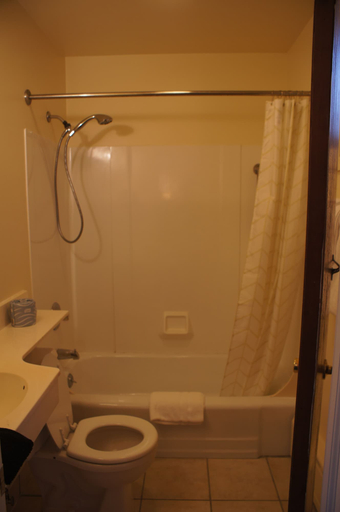 Bathroom 4, Sara Placid Inn and Suites, Essex