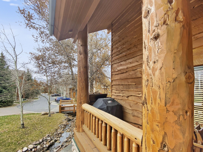 BBQ/picnic area 3, Timberwolf Lodge 6 2 Bedroom Cabin by RedAwning, Summit