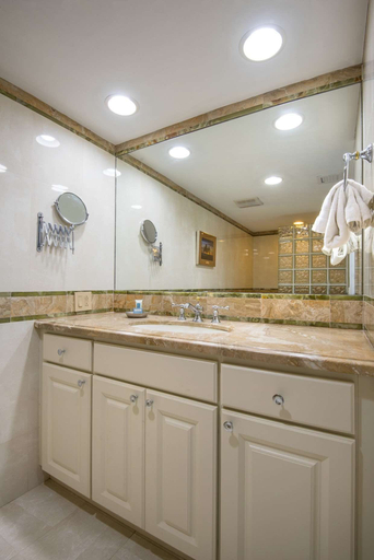Bathroom 5, Hawks Cay Resort, Monroe