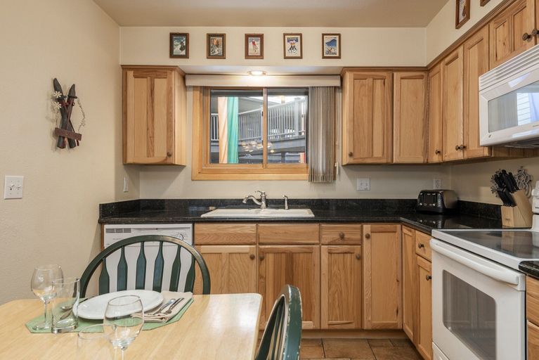 Private kitchen 2, Snow Flower 018 2 Bedroom Condo by RedAwning, Summit