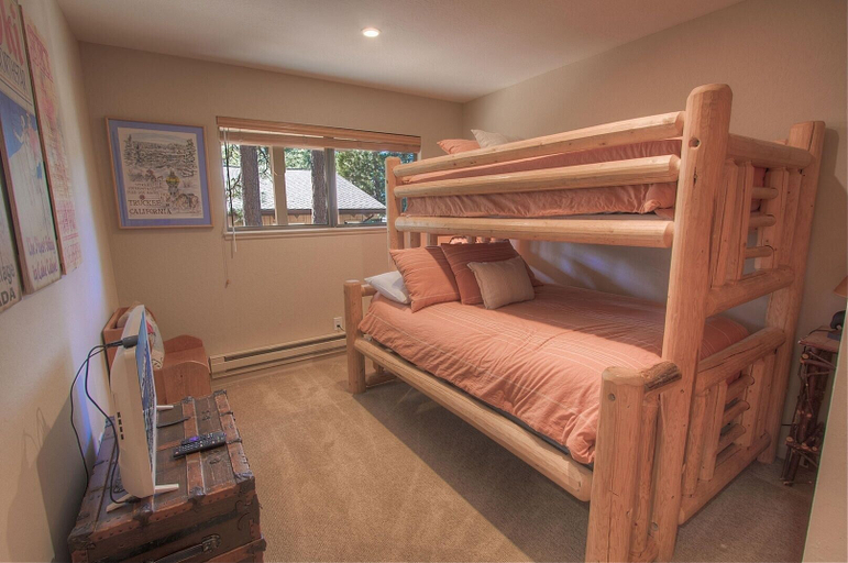 Room 4, Cozy Bear Lodge 3 Bedroom Home by RedAwning, Washoe
