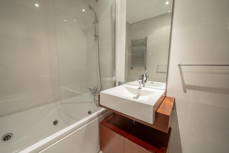 Room 5, Modern Cedofeita by Homing, Porto