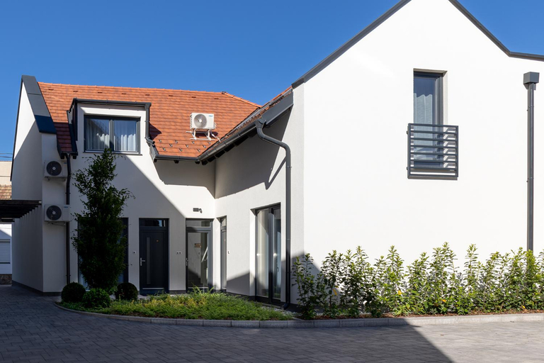 Others 5, Dotis Apartman Tata, Tata