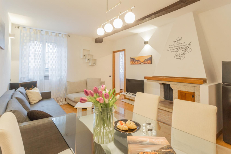 Room 4, Volta Apartment in Como, Como