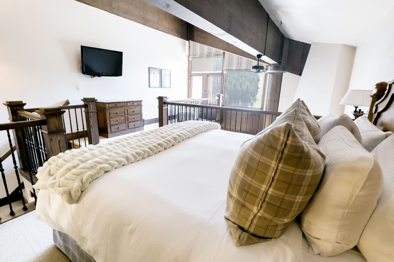 Room 2, Sultan Studio Loft Hotel Room by RedAwning, Summit