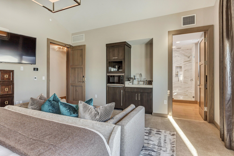 Room 3, Three Bedroom Penthouse 3 Apartment Hotel by RedAwning, Summit