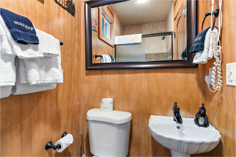 Bathroom 3, Brundage Bungalows, Valley