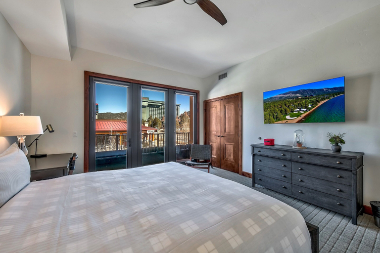 Room 5, Luxury Three Bedroom Residence steps from Heavenly Village by RedAwning, El Dorado