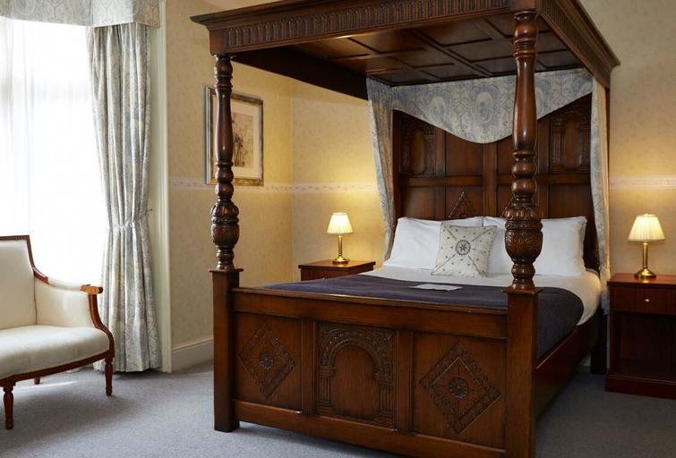 Bedroom 2, The Royal George Birdlip by Greene King Inns, Gloucestershire