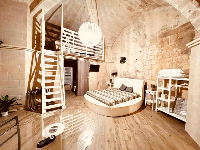Others 5, Alle Grotte, Matera