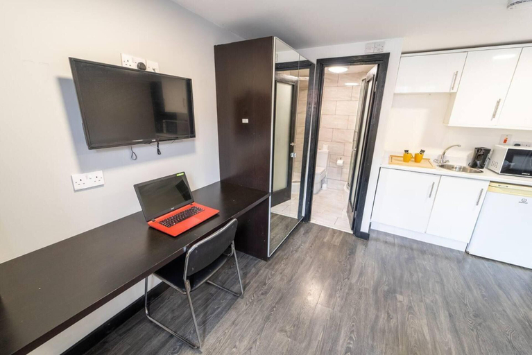 Others 5, Modern Studio Next to University of Birmingham, Birmingham