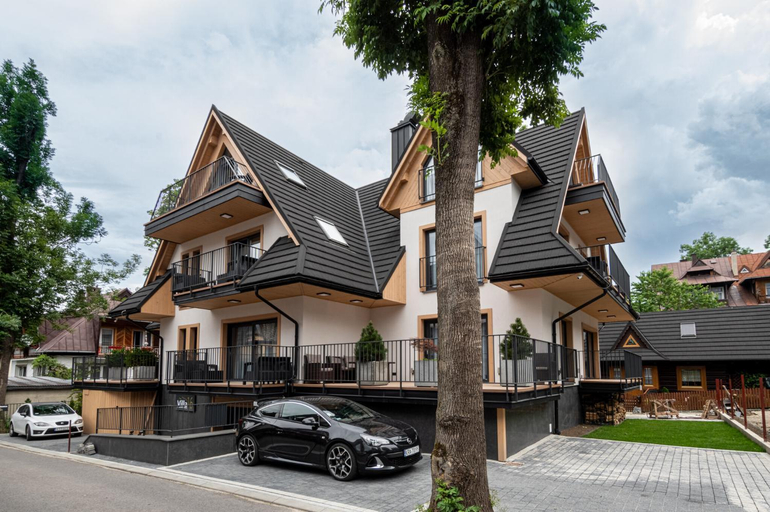 Exterior & Views