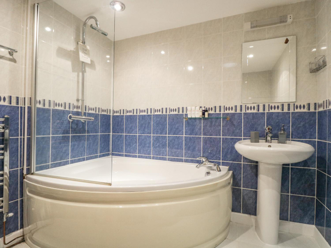 Bathroom 3, South Boduel Farmhouse, Cornwall