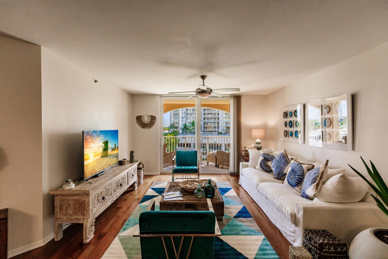 Others 3, Uhost AI 3BR Condo Stunning Water Views, Miami-Dade
