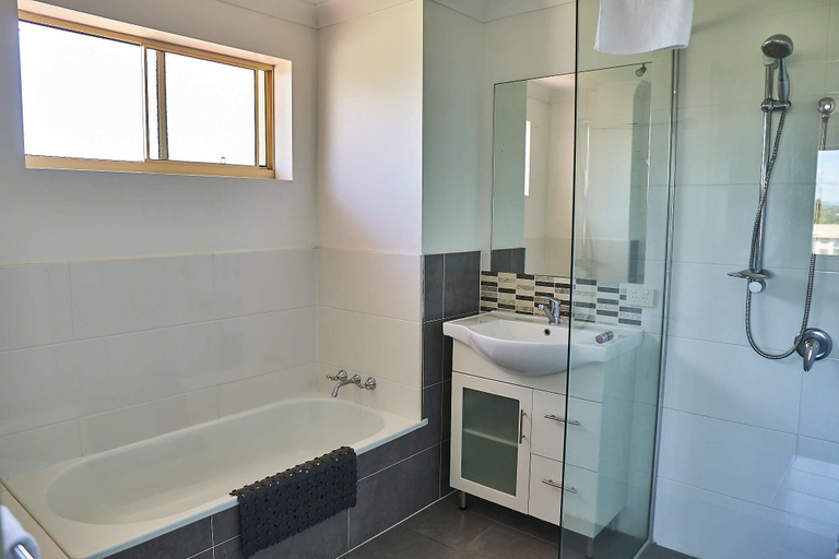 Bathroom 5, Bayview Beach Holiday Apartments, Gold Coast