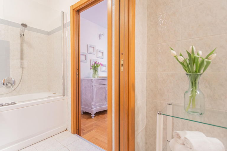 Room 3, Volta Apartment in Como, Como