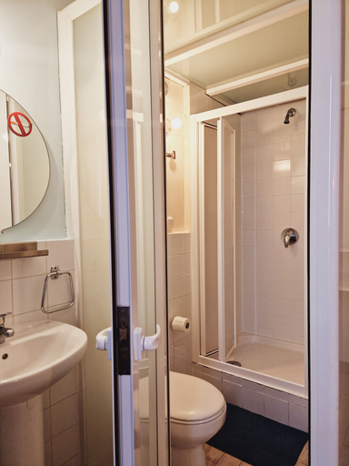 Bathroom 2, Hostal Dolcevita, Madrid