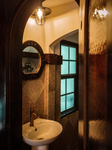 Bathroom 2, Y.O Inn, Kon Tum
