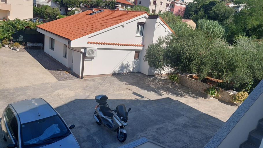 Others 5, Sobe Vasilic, Baška