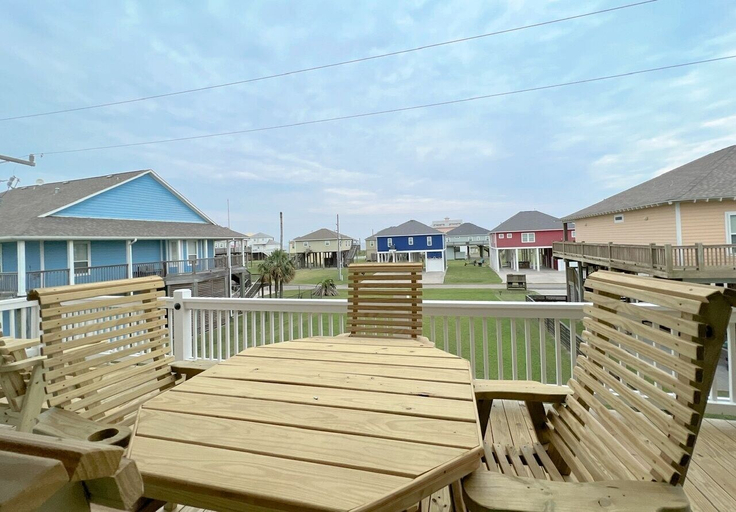 Property grounds 4, On Deck 4 Bedroom Home by RedAwning, Galveston