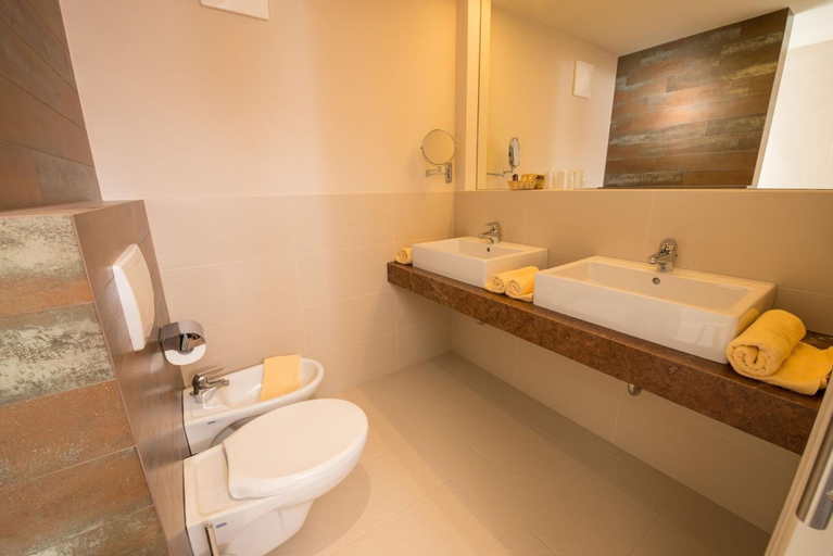 Bathroom 3, Hotel Goldene Rose, Bolzano