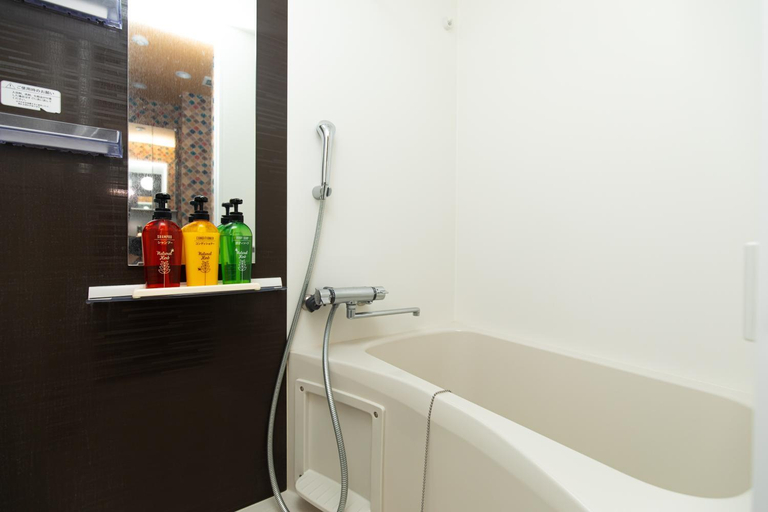 Bathroom 3, Guest House One More Heart at TSUKIJI 1, Chūō
