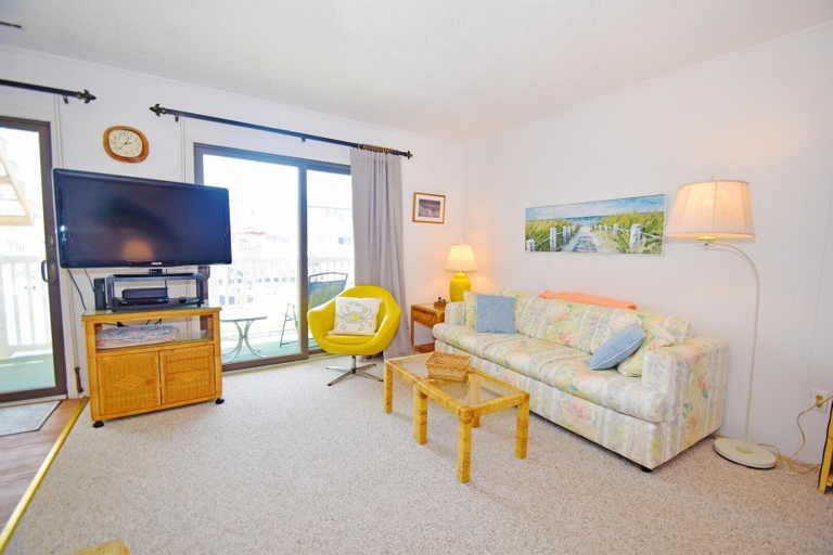 Living area 4, Bridgepoint Ii 5d 2 Bedroom Condo by RedAwning