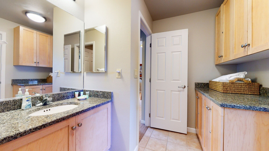 Private kitchen 4, Mammoth Green #205 3 Bedroom Condo by RedAwning, Mono