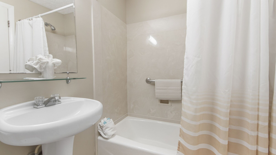 Bathroom 4, The Driftwood Lodge, Bay