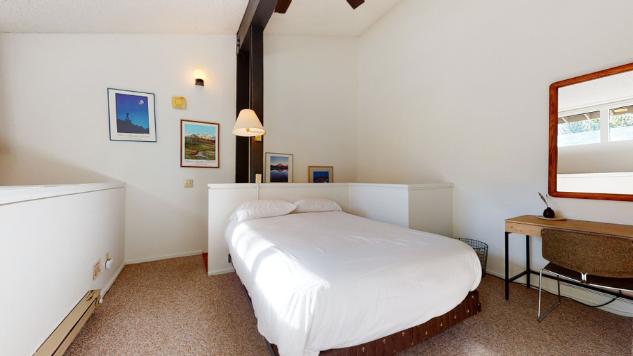 Room 5, Summit 293 Bright, Spacious with Under Ground Parking, Walk to Eagle Lodge by RedAwning, Mono