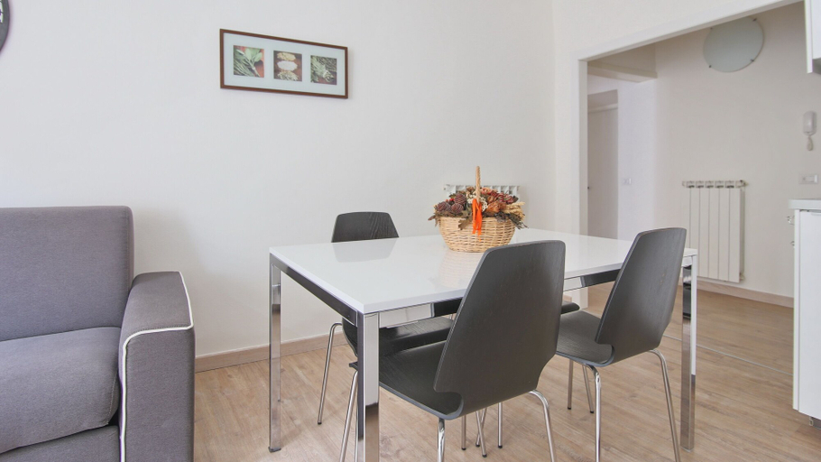Room 5, Vitani 30 - Como, Como