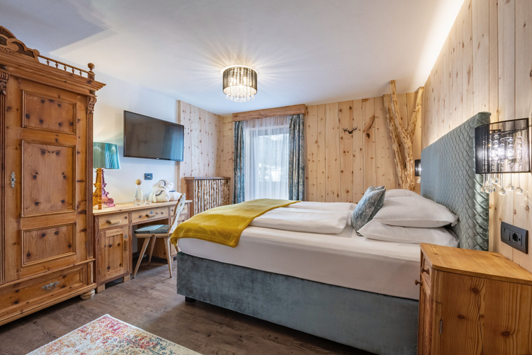 Bedroom 2, Hotel Jägerheim, Bolzano