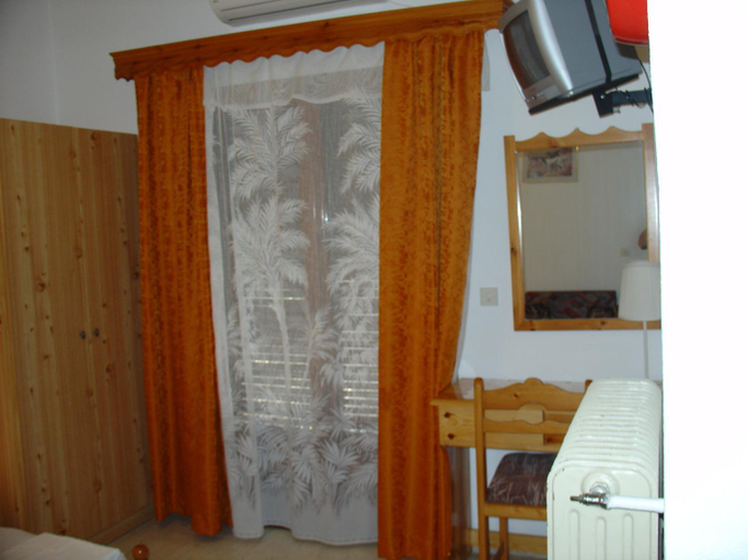 Bedroom 3, Zozas Rooms, Thessaly